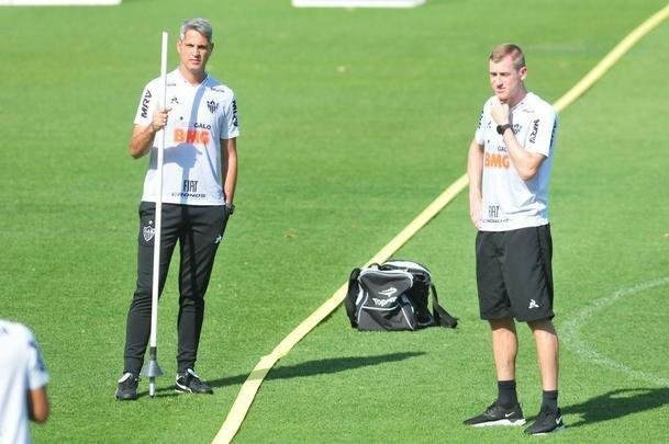 Tcnico Rodrigo Santana comandou treino nesta tera-feira  tarde, na Cidade do Galo, e definiu o time do Atltico para enfrentar o Coln, na Argentina, pela semifinal da Copa Sul-Amercana: Cleiton; Patric, Igor Rabello, Rver e Fbio Santos; Z Welison e Elias; Char, Vincius e Cazares; Franco Di Santo.