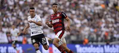 Corinthians vence Flamengo e encosta no líder do Brasileiro; veja o gol