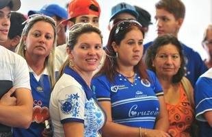 Torcida faz festa em aeroporto para receber o Tricampe�o Brasileiro
