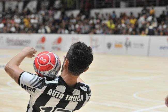 Jogo festivo e solid�rio reuniu craques do futsal mineiro em BH