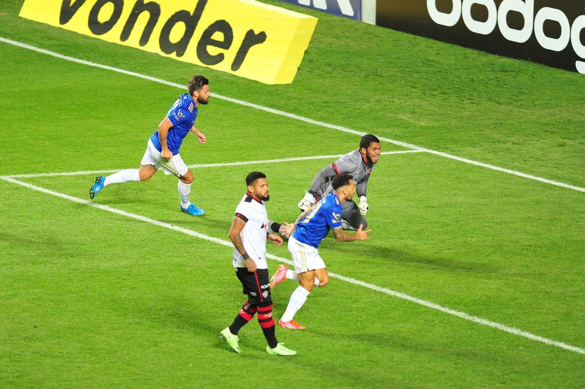 Fotos do duelo entre Cruzeiro e Vitria, no Independncia, em Belo Horizonte, pela 17 rodada da Srie B do Campeonato Brasileiro