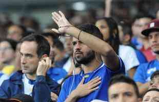 Nos minutos finais, torcida do Cruzeiro parecia no acreditar na derrota para o Internacional