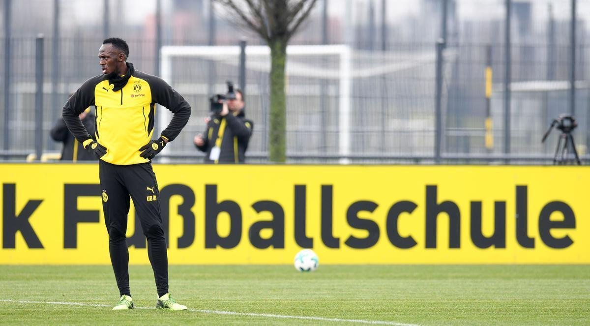 Com sonho de ingressar no futebol profissional, Usain Bolt participa de treino com jogadores do Borussia Dortmund