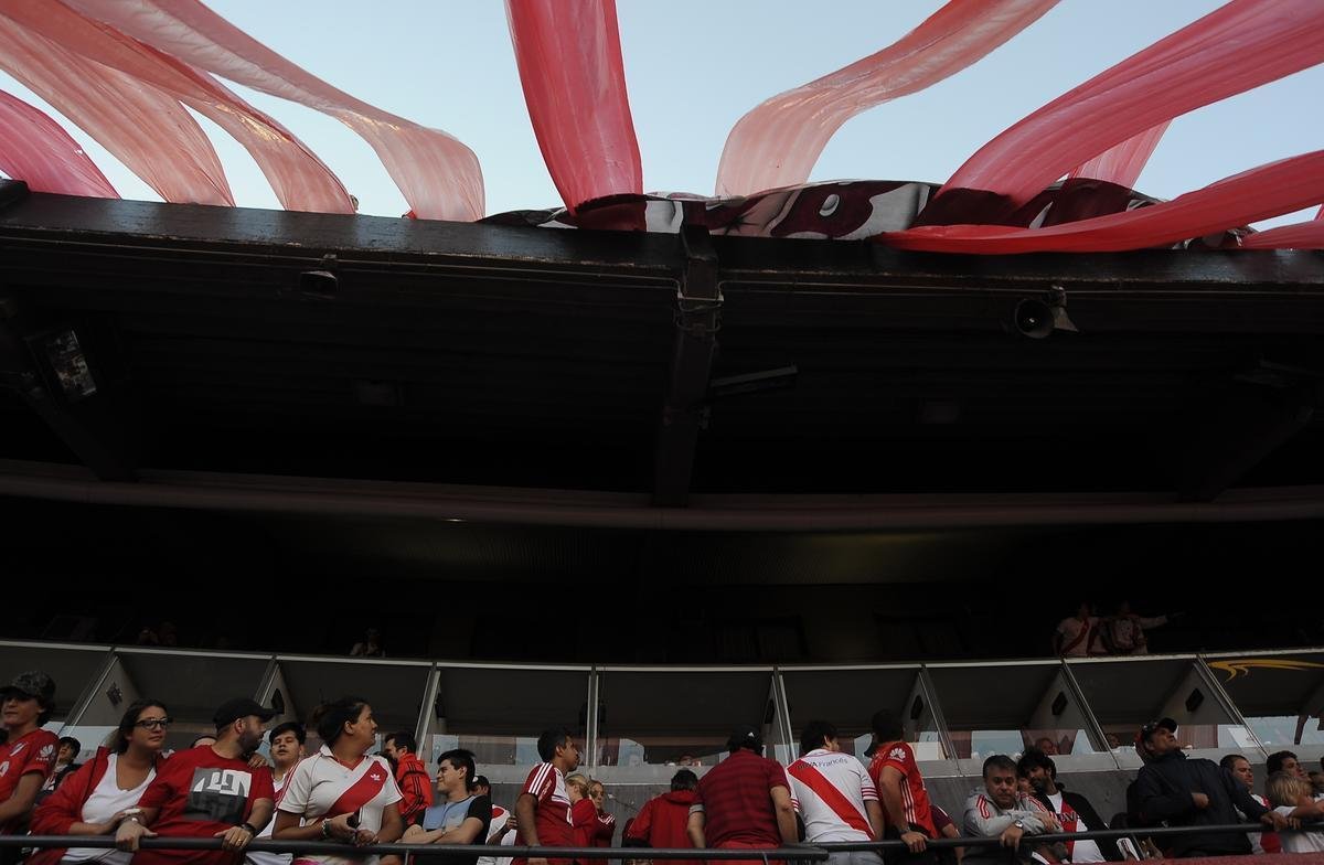 Torcedores do River Plate lotaram o Monumental e tiveram que voltar para casa frustrados