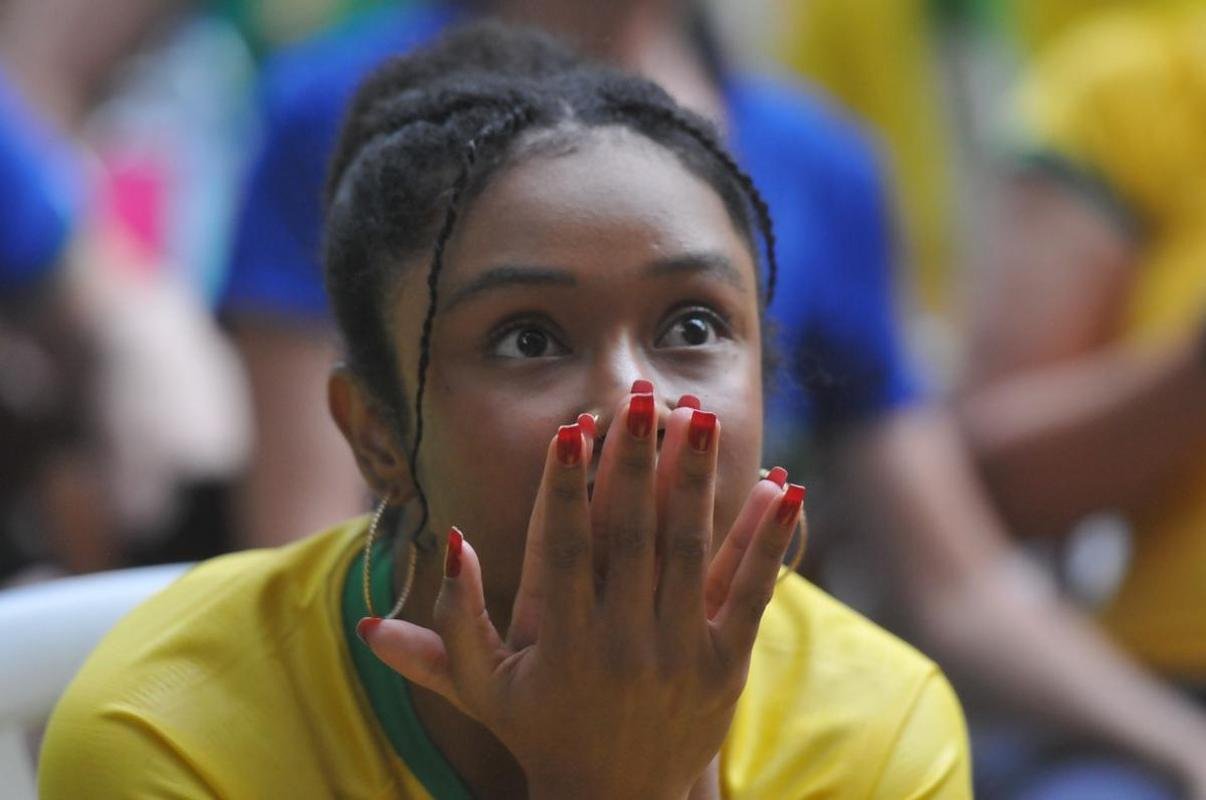 Torcedores se concentraram nos bares da Savassi, em Belo Horizonte, para acompanhar o jogo entre Brasil x Camares pela Copa do Mundo