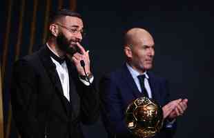 Karim Benzema recebe prmio Bola de Ouro, da Revista France Football, como melhor do mundo na temporada 2021/22. 