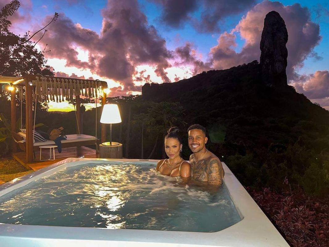 Volante Jair com a noiva em Fernando de Noronha