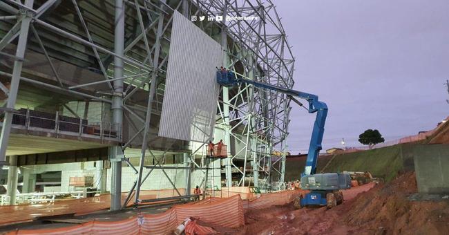 Nesta quarta-feira (20), as obras da Arena MRV, no Bairro Califórnia, em Belo Horizonte, adentraram em uma nova etapa. Isso porque as placas da cobertura do estádio começaram a ser instaladas, conferindo 'novo visual' ao projeto da futura casa do Atlético.