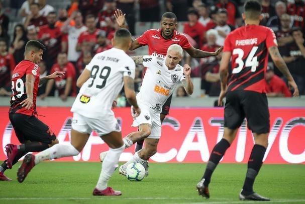 Galo perdeu muitas chances e acabou derrotado pelo xar paranaense