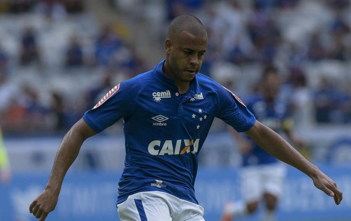 Mayke - Formado na Toca da Raposa, Mayke se destacou j nos primeiros anos de profissional com o Cruzeiro. O lateral-direito foi bicampeo brasileiro (2013 e 2014) e campeo mineiro (2014) com a camisa celeste. Depois, perdeu espao e foi contratado pelo Palmeiras, em 2017.