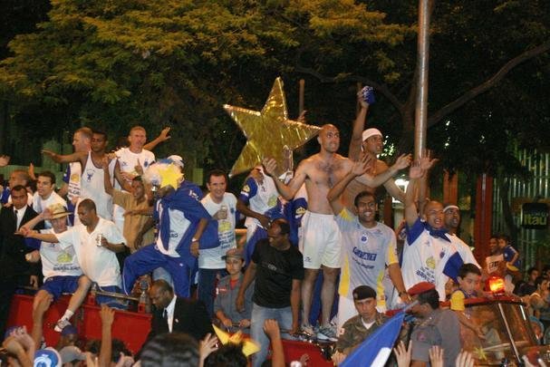 A festa do titulo brasileiro de 2003 no terminou no Mineiro aps a vitria do Cruzeiro por 2 a 1 sobre o Paysandu. O elenco cruzeirense saiu do estdio em carro aberto do Corpo de Bombeiros e foi 'abraado' pela torcida celeste nas ruas de Belo Horizonte. As comemoraes se estenderam at a madrugada nos bares da capital mineira.