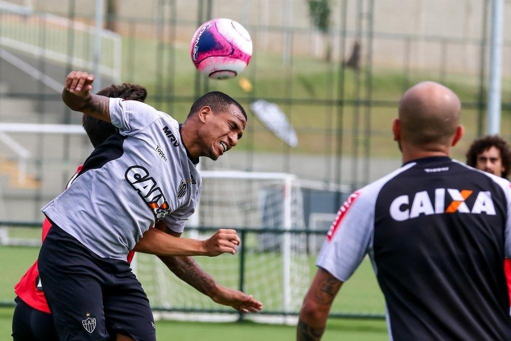 Imagens do treino coletivo comandado por Oswaldo de Oliveira