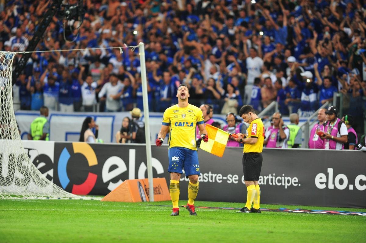 Fbio foi decisivo nos pnaltis, fez trs defesas e colocou o Cruzeiro nas semifinais da Copa do Brasil