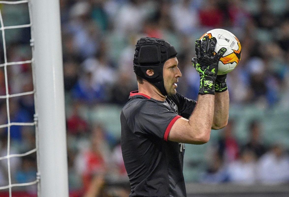 Com direito a um show de Hazard no segundo tempo, quando o craque belga marcou dois gols e ainda deu assistncia para Pedro balanar as redes, o Chelsea goleou o Arsenal por 4 a 1, nesta quarta-feira, no estdio Olmpico de Baku, no Azerbaijo, e conquistou o seu segundo ttulo da Liga Europa