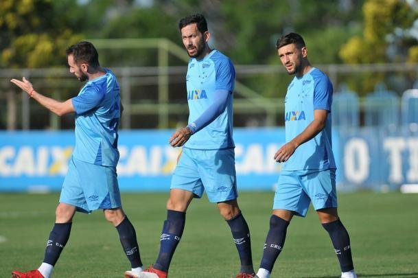 Jogadores do Cruzeiro durante treino desta sexta-feira na Toca da Raposa II