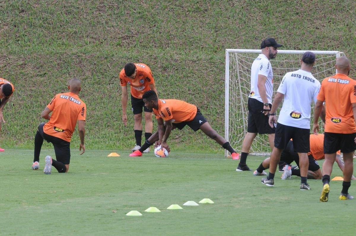 Treino do Atltico nesta segunda-feira, na Cidade do Galo, contou com a volta do meia  Juan Cazares. Direo no chegou a acordo para vend-lo a clube saudita. Tcnico Rafael Dudamel relacionou 23 jogadores para a viagem a Santa Fe, local da estreia na Sul-Americana, quinta-feira, contra o Unin-ARG. Jogador equatoriano ficou fora da lista.