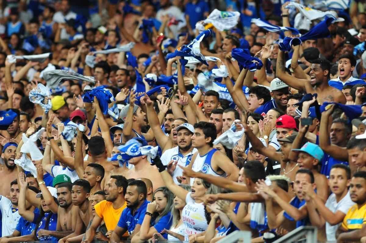 Jogadores cruzeirenses comemoraram vitria no clssico com a torcida celeste