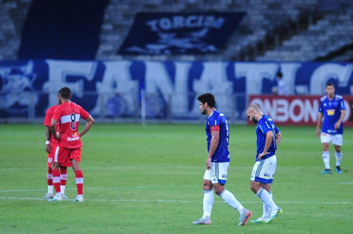 As reaes do tcnico Enderson Moreira e dos jogadores do Cruzeiro com o empate do CRB no fim do segundo tempo, em jogo no Mineiro, pela Srie B: 1 a 1.