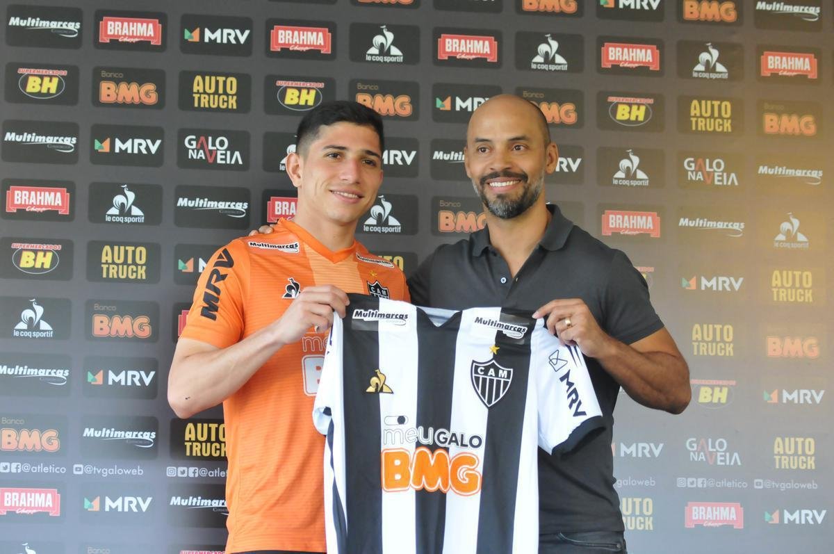 Meia-atacante venezuelano Jefferson Savarino, de 23 anos, foi apresentado pelo gerente de futebol Marques, do Atltico, na Cidade do Galo