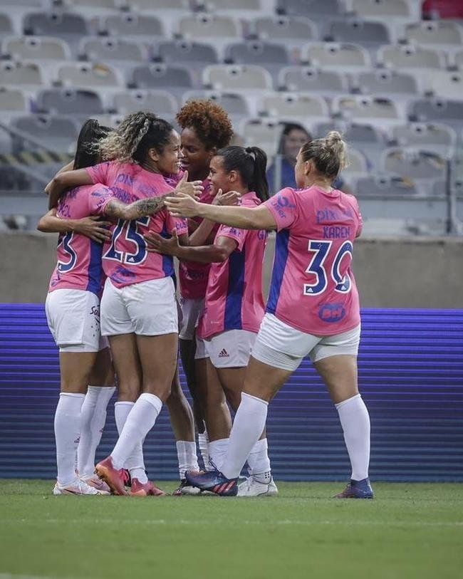 Em preliminar de Cruzeiro x Ituano pela Srie B, o time feminino da Raposa, conhecido como Cabulosas, goleou o Araguari por 8 a 0 pela terceira rodada do Campeonato Mineiro Feminino. Equipe cruzeirense estreou o uniforme rosa, confeccionado pela Adidas em homenagem  campanha Outubro Rosa, de conscientizao contra o cncer de mama