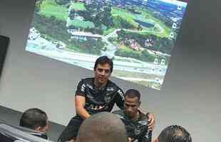 Juan Cazares publicou fotos da despedida do amigo Rmulo Otero na Cidade do Galo