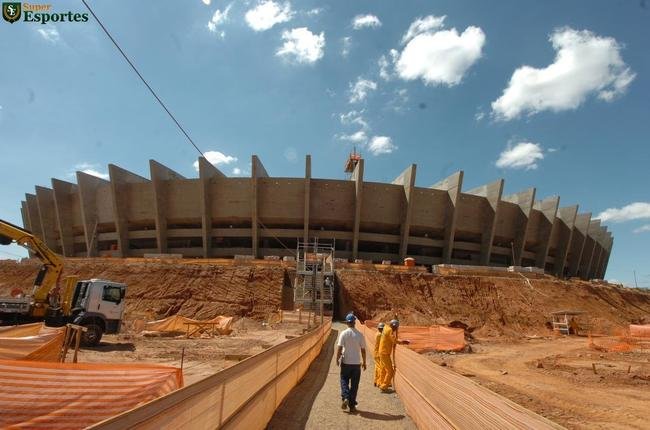 10/10/2011 - Estdio  um verdadeiro canteiro de obras. Na parte superior, comea preparao para ampliao da cobertura de 29m para 55m
