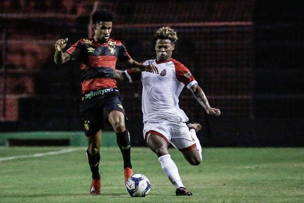 No segundo tempo, o Sport ainda ampliou o placar com Jean Patrick. Porém, com a expulsão do capitão Sander, o Imperatriz tomou a iniciativa do jogo e chegou ao empate com dois gols de Cesinha.