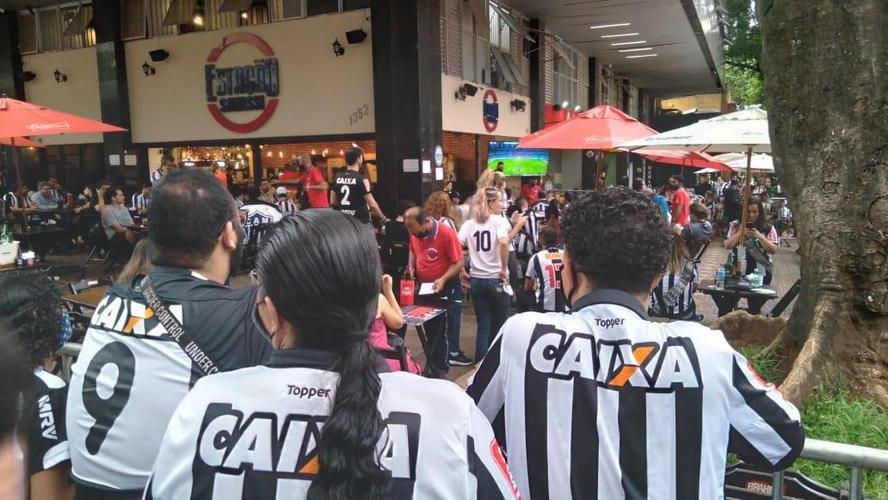 Nesta quinta-feira (2), torcedores do Atlético lotaram os bares de BH para acompanhar Bahia x Galo, jogo adiado da 32ª rodada do Campeonato Brasileiro. Na imagem, região da Savassi.