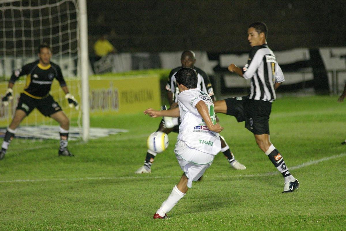 2006 - Na segunda fase em 2006, o Ipatinga eliminou o Botafogo. O Tigre bateu o rival duas vezes: 3 a 0 em casa e 3 a 1 fora.