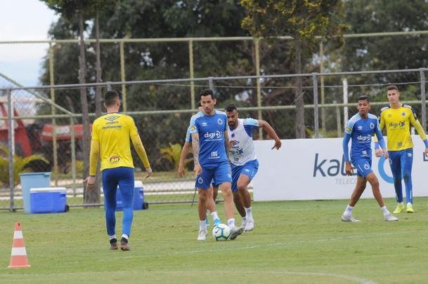 Adilson Batista em ao em seu primeiro treino  frente do Cruzeiro