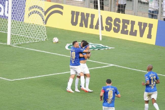 Cruzeiro goleou URT por 3 a 0 no Independncia com gols de Thiago, Machado e Edu em sua estreia no Mineiro. Ronaldo, dono da SAF, assistiu  partida no Horto. Duelo marcou estreia do tcnico uruguaio Paulo Pezzolano