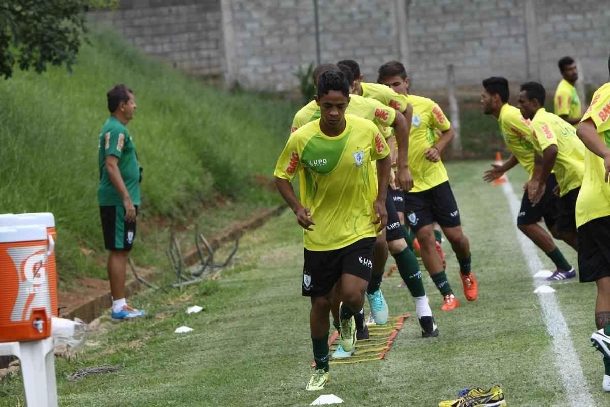 O elenco do Amrica se reapresentou para a temporada 2015 na tarde desta segunda-feira, no CT Lanna Drumond. Depois de reunio com integrantes do conselho de administrao, os jogadores foram para um campo secundrio, onde realizaram o primeiro trabalho com bola. O gramado principal passa por reformas.