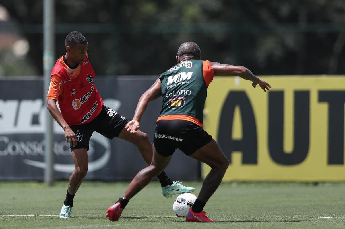 Com seriedade, mas tambm descontrao, o Atltico treinou sob sol forte na manh desta sexta-feira (21), na Cidade do Galo, em Vespasiano. Este foi o quinto dia de pr-temporada para o clube mineiro em 2022, sob o comando do tcnico argentino Antonio 'El Turco' Mohamed. Novas baixas, o volante Allan e o atacante Keno testaram positivo para COVID-19 e no participaram das atividades (ambos cumprem perodo de sete dias de isolamento social).