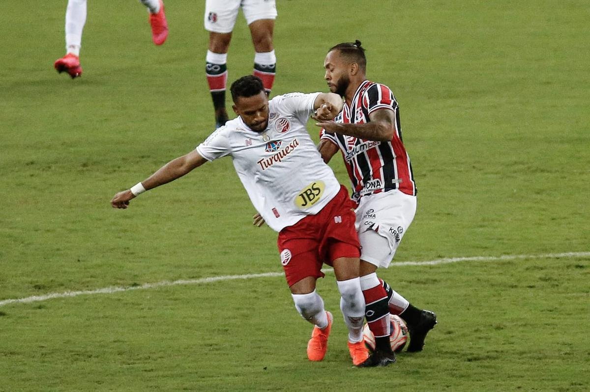 Jogo começou pegado para as equipes, com o Santa Cruz tendo mais posse de bola no começo, mas sem oferecer jogadas mais ofensivas, com o Náutico fechando as linhas de marcação.