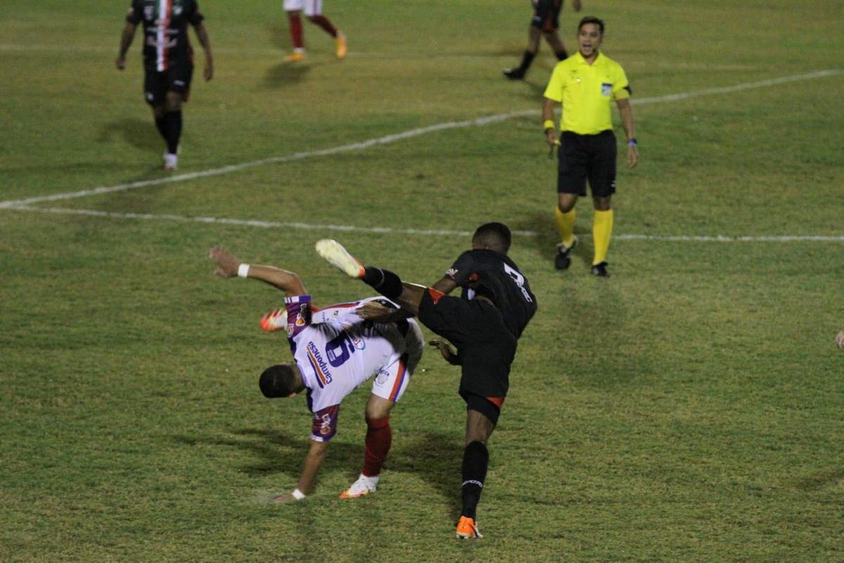 Jogando em casa, o Salgueiro foi melhor e imps o placar de 3 a 0 sobre o Afogados, confirmando a sua terceira deciso de ttulo do Campeonato Pernambucano, segunda contra o Santa Cruz.