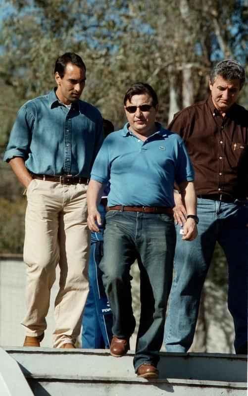 11/07/2001 O jogador de futebol Edmundo durante sua apresentao ao time do Cruzeiro, na Toca da Raposa, em Belo Horizonte. Na foto, ele em companhia do presidente do Cruzeiro, Zeze Perrella, e do diretor de futebol Eduardo Maluf