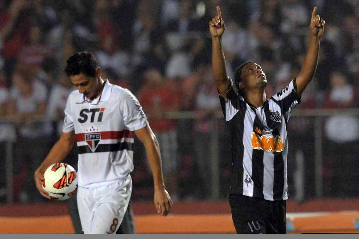 8º - Ronaldinho - cinco gols