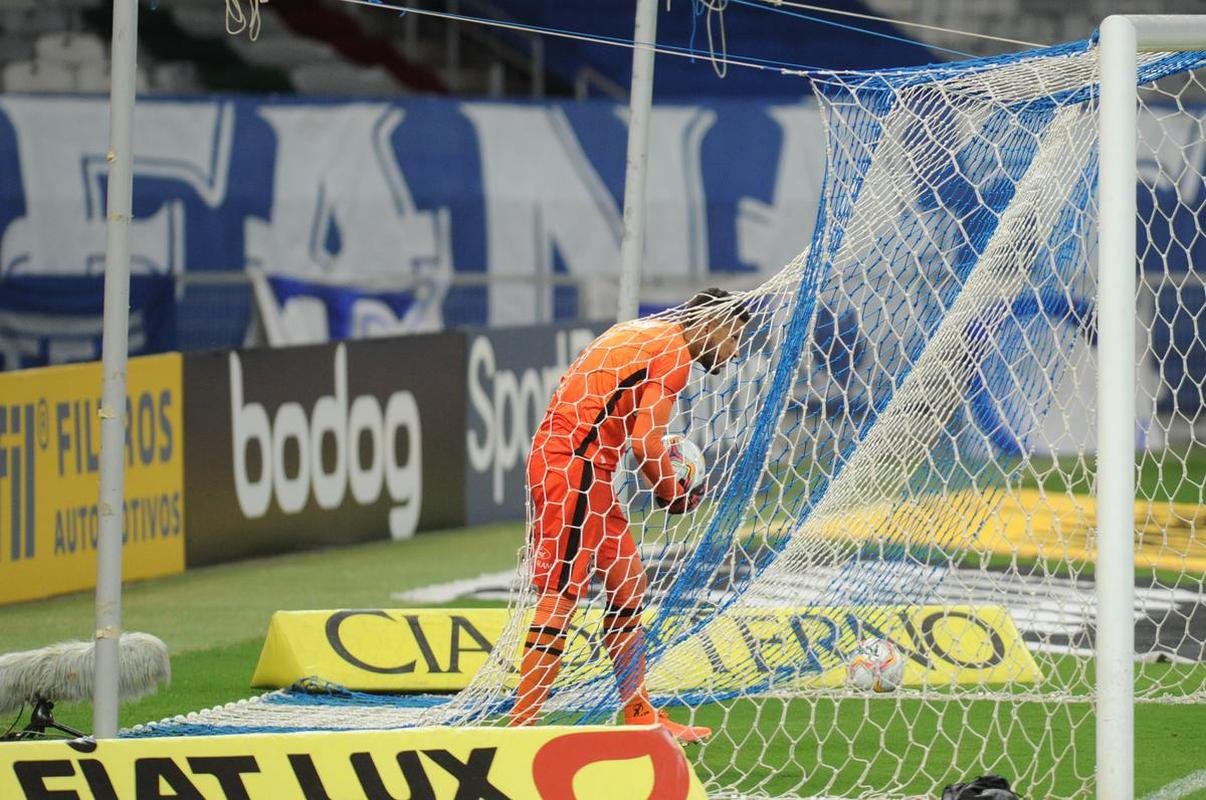 Atacante Rafael Sobis, do Cruzeiro, marcou gol de placa no Mineiro na vitria por 4 a 1 sobre o Brasil de Pelotas, pela 26 rodada da Srie B. Do meio-campo, ele viu o goleiro Rafael Martins adiantado e tocou por cobertura. Um chute perfeito e que entra para a histria do clube e do estdio. (5/12/2020)