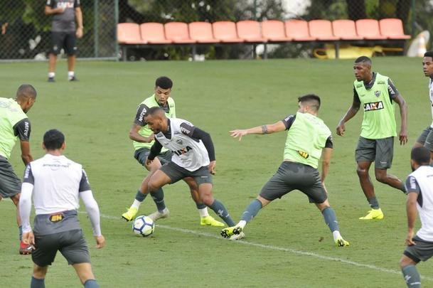 Levir Culpi foi apresentado pela diretoria na Cidade do Galo, enquanto os jogadores treinavam