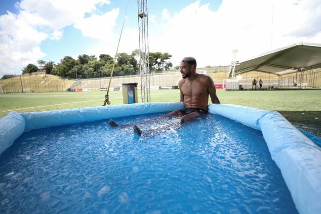 Com seriedade, mas tambm descontrao, o Atltico treinou sob sol forte na manh desta sexta-feira (21), na Cidade do Galo, em Vespasiano. Este foi o quinto dia de pr-temporada para o clube mineiro em 2022, sob o comando do tcnico argentino Antonio 'El Turco' Mohamed. Novas baixas, o volante Allan e o atacante Keno testaram positivo para COVID-19 e no participaram das atividades (ambos cumprem perodo de sete dias de isolamento social).