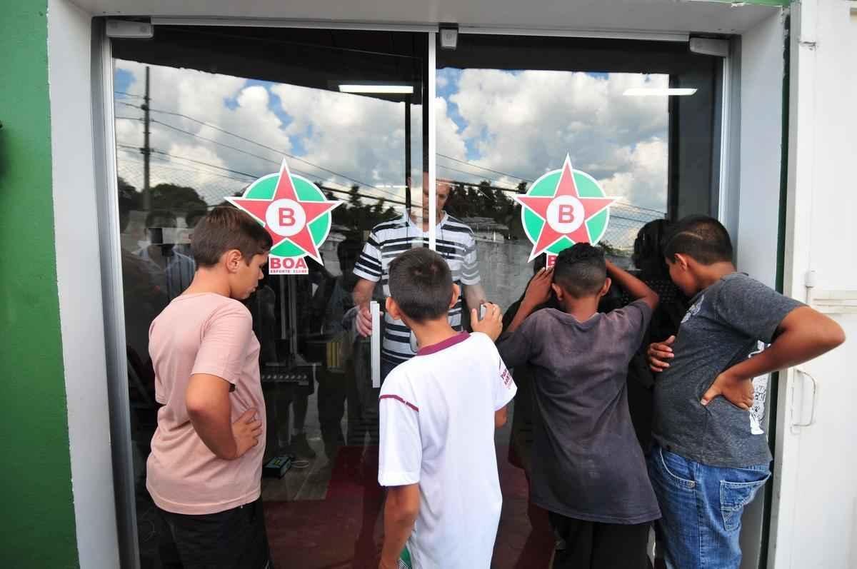 Torcedores do Boa Esporte foram na tarde desta tera-feira ao Estdio Municipal Rubro Negro para tirar selfies com o goleiro Bruno. Jogador realizou teste fsicos no local