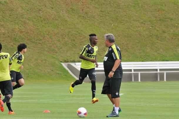 Na Cidade do Galo, atletas foram comandados por Diego Aguirre em primeiro treino do ano