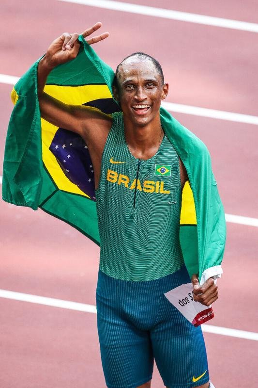 Alisson dos Santos conquistou bronze nos 400m com barreira em Tquio; veja a festa do Piu, o Malvado