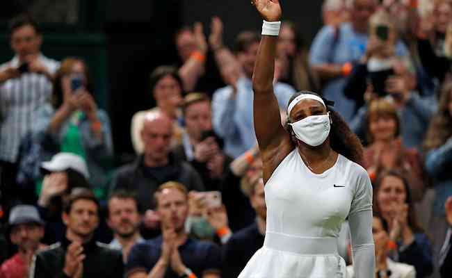 Serena Williams se despede do pblico aps abandonar jogo contra bielorrussa em Wimbledon