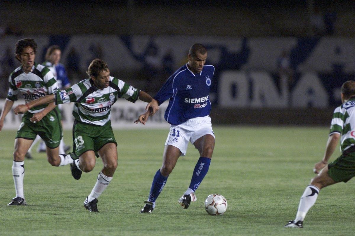 Astro internacional, Rivaldo teve passagem-relmpago pelo Cruzeiro em 2004. O craque chegou ao clube por indicao do Vanderlei Luxemburgo e acabou pedindo resciso do vnculo quando o tcnico deixou o clube devido a um desentendimento com os irmos Alvimar de Oliveira Costa e Zez Perrella, presidente e vice de futebol. Foram 11 jogos e dois gols marcados. Rivaldo no vestiu a 10, mas  um 'tpico 10' da histria celeste.