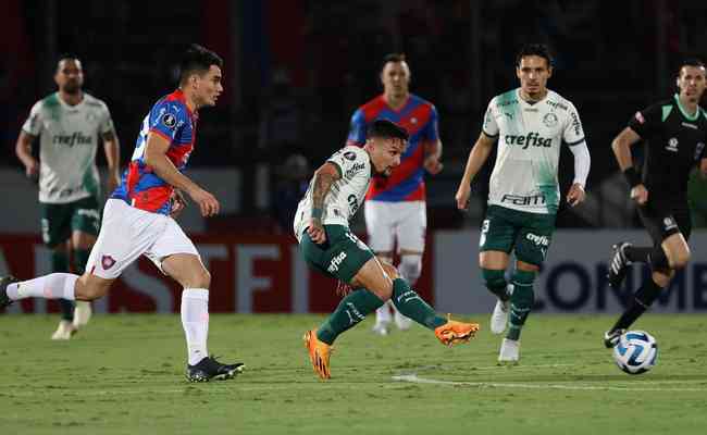 Artur marcou dois gols na vitria do Palmeiras sobre o Cerro Porteo
