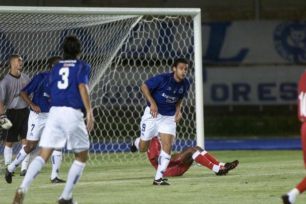Fred em ação pelo Cruzeiro entre 2004 e 2005