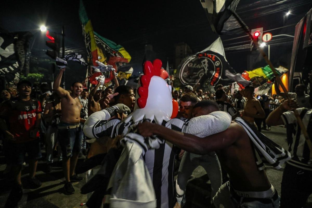 Torcedores do Atltico fizeram viglia em comemorao ao aniversrio de 114 anos do clube, na madrugada desta sexta-feira, na porta da sede de Lourdes
