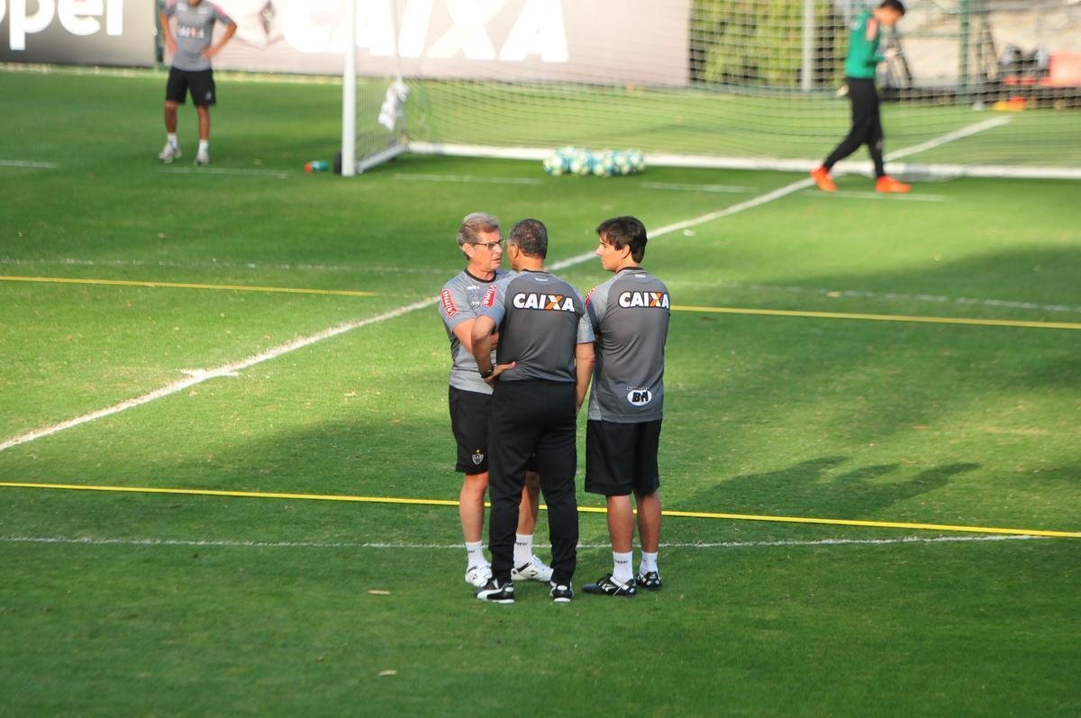 O tcnico Oswaldo de Oliveira foi apresentado na tarde desta tera-feira e, em seguida, comandou treino na Cidade do Galo