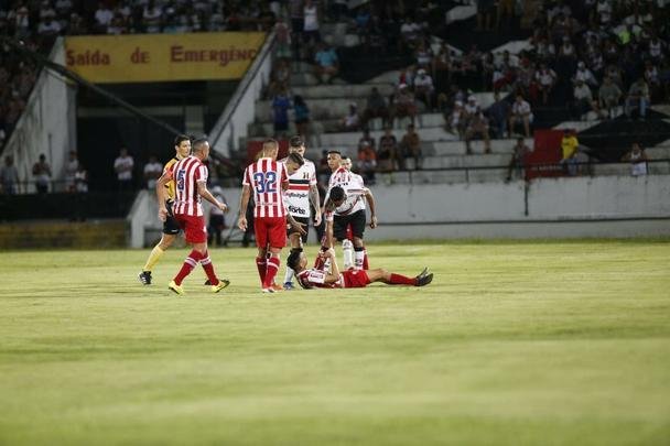 Equipes se enfrentaram no estdio do Arruda pela nona rodada da Srie C.